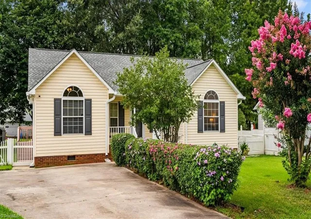 Photo 2 of Single family home for sale at 1 Cedar Branch Dr, Thomasville, NC 27360 | MLS# 1233464 | Listing updated on 2026-09-15