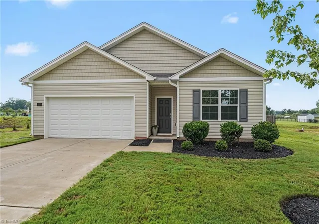 Photo 2 of Single family home for sale at 620 Hickory Point Dr, Lexington, NC 27292 | MLS# 1230133 | Listing updated on 2026-08-30