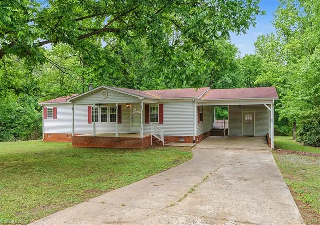 Homes for sale in Denton, NC | 194 W 3rd St, Denton, NC 27239 | MLS# 1222063