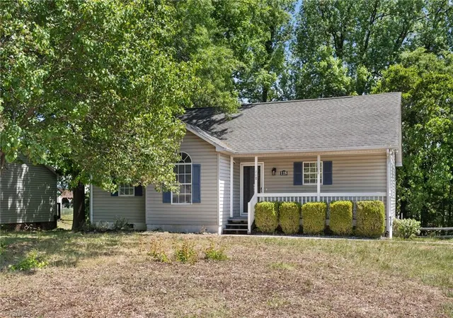 Photo 3 of Sale Pending at 118 Hidden Hills Dr, Thomasville, NC 27360 | MLS# 1217804 | Listing updated on 2026-09-16