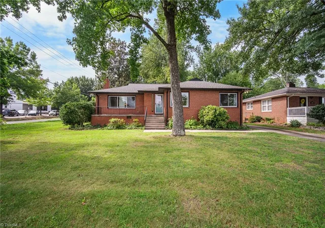 Photo 2 of Sale Pending at 601 Quaker Ln, High Point, NC 27262 | MLS# 1233297 | Listing updated on 2026-09-22