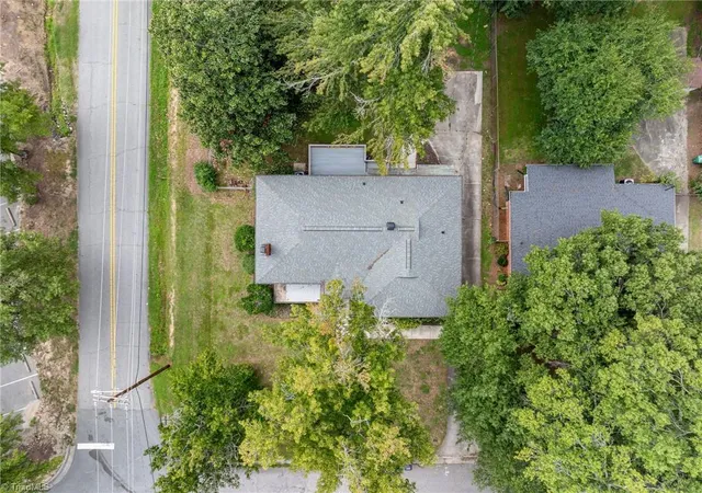 Photo 3 of Sale Pending at 601 Quaker Ln, High Point, NC 27262 | MLS# 1233297 | Listing updated on 2026-09-22