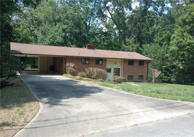Photo 2 of Sale Pending at 606 Willowmoore Ave, Thomasville, NC 27360 | MLS# 1227000 | Listing updated on 2026-09-10