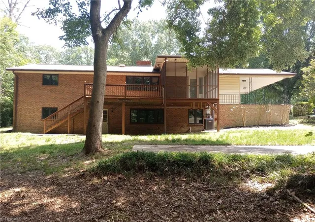 Photo 3 of Sale Pending at 606 Willowmoore Ave, Thomasville, NC 27360 | MLS# 1227000 | Listing updated on 2026-09-10