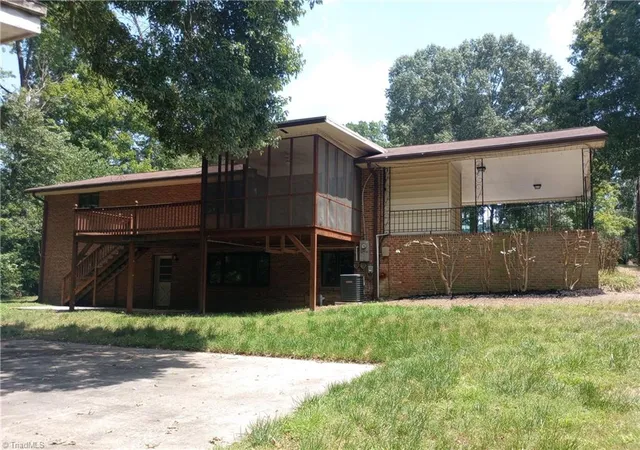 Photo 3 of Sale Pending at 606 Willowmoore Ave, Thomasville, NC 27360 | MLS# 1227000 | Listing updated on 2026-09-10