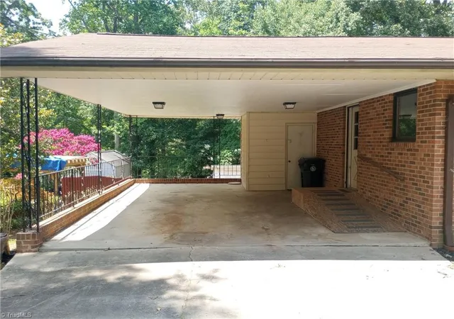 Photo 4 of Sale Pending at 606 Willowmoore Ave, Thomasville, NC 27360 | MLS# 1227000 | Listing updated on 2026-09-10