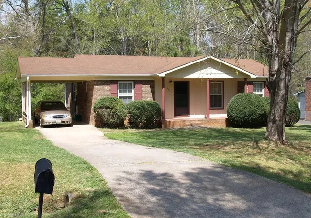 Homes for sale in Winston Salem, NC | 1447 Vestal Rd, Winston Salem, NC 27045 | MLS# 1226538