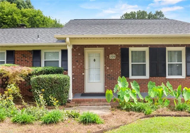 3rd image of 229 Farmbrooke Ln, Winston Salem, NC 27127 | MLS# 1232983