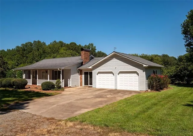 3rd image of 173 Old Meadowbrook Ln, Elkin, NC 28621 | MLS# 1229864