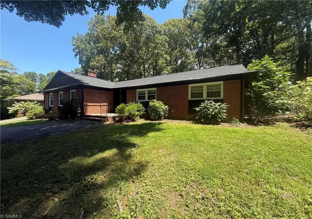 Photo 3 of Single family home for sale at 2651 Green Crst Dr, Winston Salem, NC 27106 | MLS# 1230528 | Listing updated on 2026-09-11