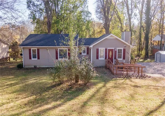 Homes for sale in Greensboro, NC | 105 W Lakefield Dr, Greensboro, NC 27406 | MLS# 1216303