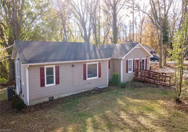 Homes for sale in Greensboro, NC | 105 W Lakefield Dr, Greensboro, NC 27406 | MLS# 1216303