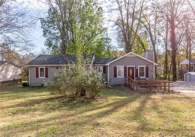 Homes for sale in Greensboro, NC | 105 W Lakefield Dr, Greensboro, NC 27406 | MLS# 1216303