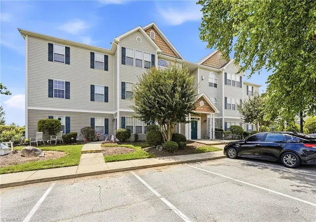 Homes for sale in High Point, NC | 6105 Hedgecock Cir #2B, High Point, NC 27265 | MLS# 1225662