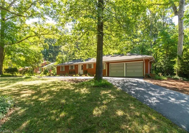 3rd image of 1011 Huntingdon Rd, Winston Salem, NC 27104 | MLS# 1224647