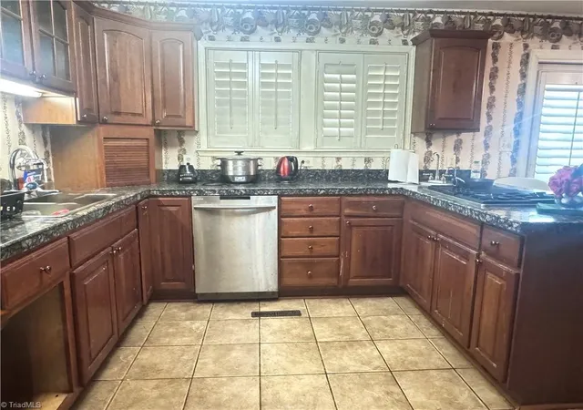 5th image of 2333 Pinecroft Rd, Greensboro, NC 27407 | MLS# 1230550