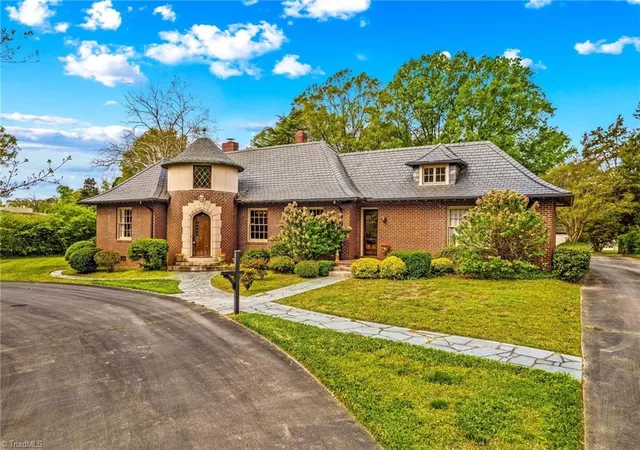 Photo 3 of Single family home for sale at 725 Mocksville Ave, Salisbury, NC 28144 | MLS# 1214891 | Listing updated on 2026-10-10