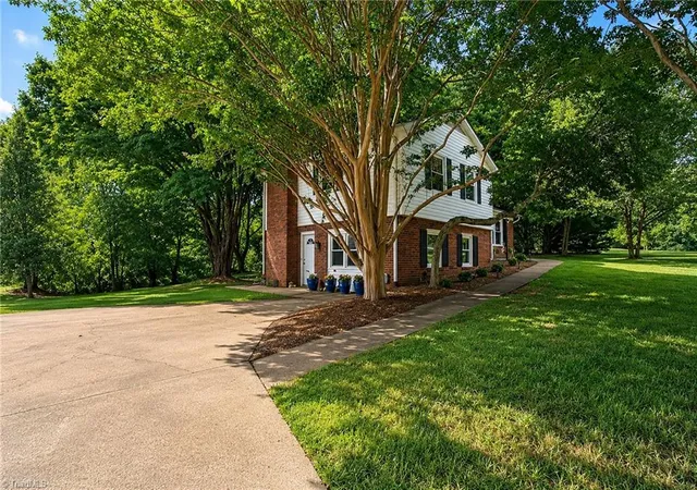 Photo 3 of Sale Pending at 123 Regal Cir, Mooresville, NC 28117 | MLS# 1224914 | Listing updated on 2026-08-25