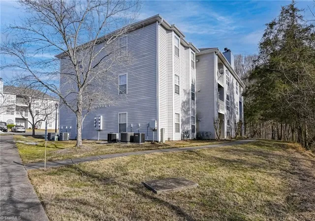 Homes for sale in Winston Salem, NC | 514 Rivertree Ln, Winston Salem, NC 27103 | MLS# 1209233