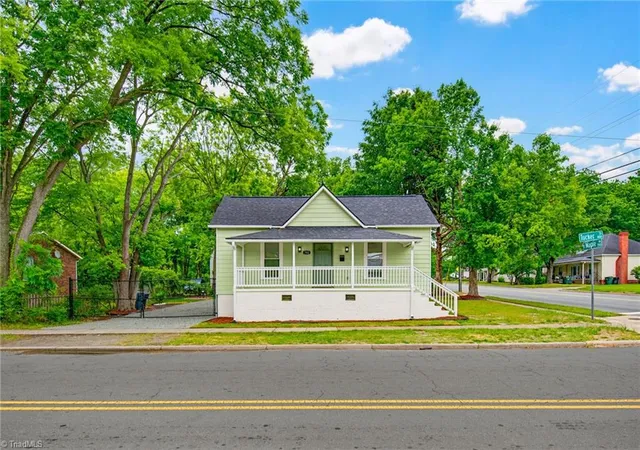 Photo 3 of Single family home for sale at 702 Maple Ave, Burlington, NC 27215 | MLS# 1231784 | Listing updated on 2026-09-15