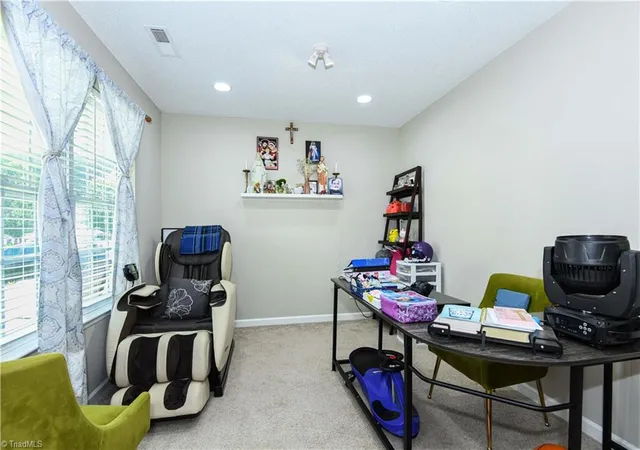 Photo 4 of Single family home for sale at 14 Forestglade Dr, Greensboro, NC 27406 | MLS# 1230941 | Listing updated on 2026-08-14