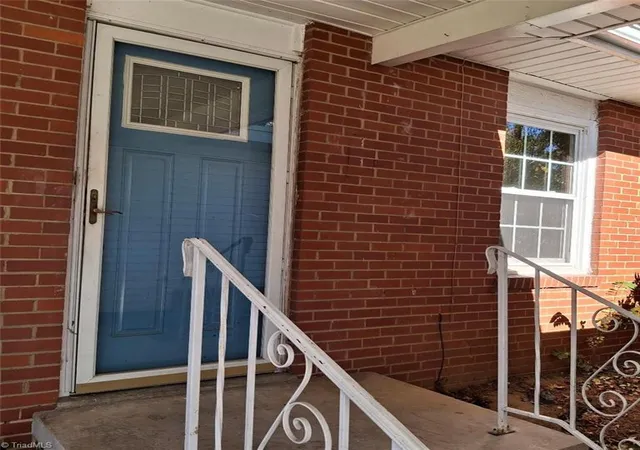 Photo 3 of Single family home for sale at 1517 Lincoln St, Greensboro, NC 27401 | MLS# 1205252 | Listing updated on 2026-09-02