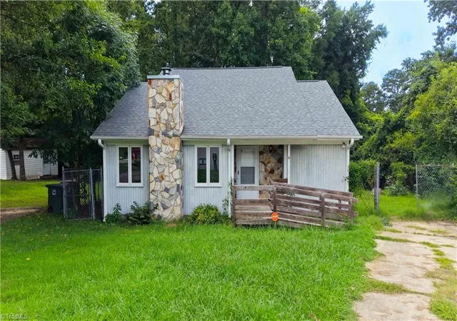 Photo 2 of Single family home for sale at 9 Pear Tree Ct, Greensboro, NC 27401 | MLS# 1230654 | Listing updated on 2026-09-14