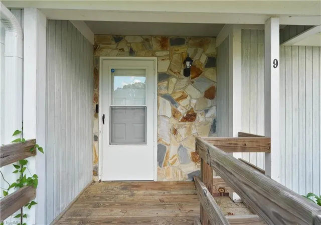 Photo 4 of Single family home for sale at 9 Pear Tree Ct, Greensboro, NC 27401 | MLS# 1230654 | Listing updated on 2026-09-14