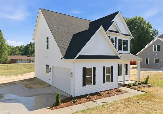 Photo 3 of Sale Pending at 861 Sedge Garden Rd, Kernersville, NC 27284 | MLS# 1221677 | Listing updated on 2026-09-18