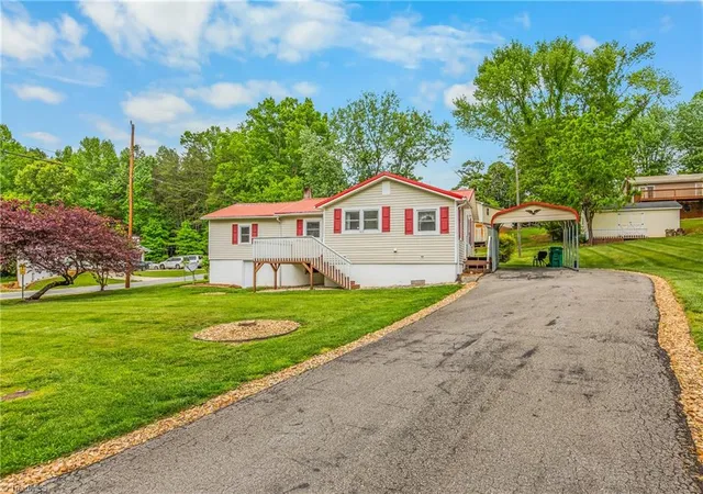 Homes for sale in Pilot Mountain, NC | 103 Howard St, Pilot Mountain, NC 27041 | MLS# 1217919