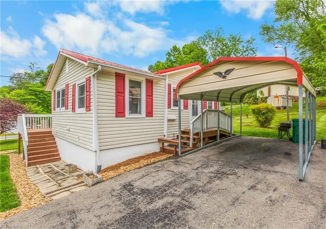 Homes for sale in Pilot Mountain, NC | 103 Howard St, Pilot Mountain, NC 27041 | MLS# 1217919