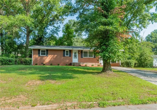 Photo 2 of Single family home for sale at 1207 Robin Rd, Eden, NC 27288 | MLS# 1233789 | Listing updated on 2026-08-27
