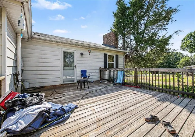 Photo 3 of Sale Pending at 305 Walkertown Guthrie Rd, Winston Salem, NC 27101 | MLS# 1226943 | Listing updated on 2026-08-31