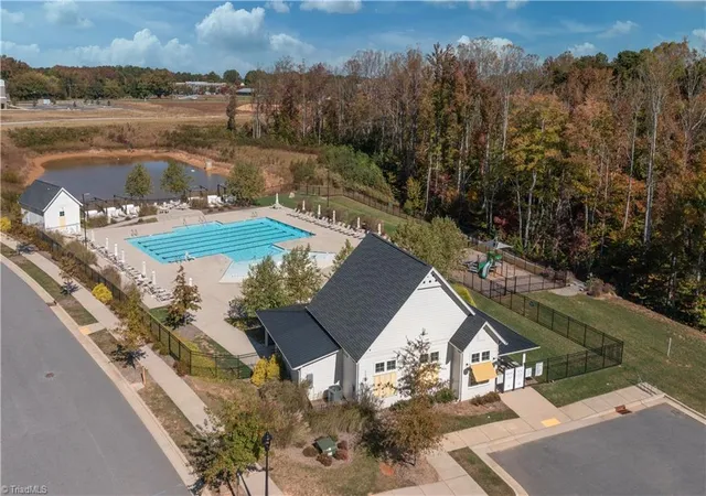 Photo 4 of Sale Pending at 1628 Cross Village Ave, Kernersville, NC 27284 | MLS# 1220514 | Listing updated on 2026-05-20