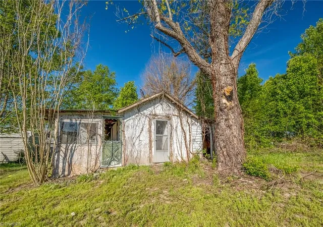 Homes for sale in Mount Airy, NC | 125 Cabin Ln, Mount Airy, NC 27030 | MLS# 1215567