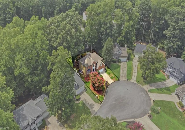 Photo 3 of Single family home for sale at 7 Archer Ct, Greensboro, NC 27407 | MLS# 1231400 | Listing updated on 2026-09-14