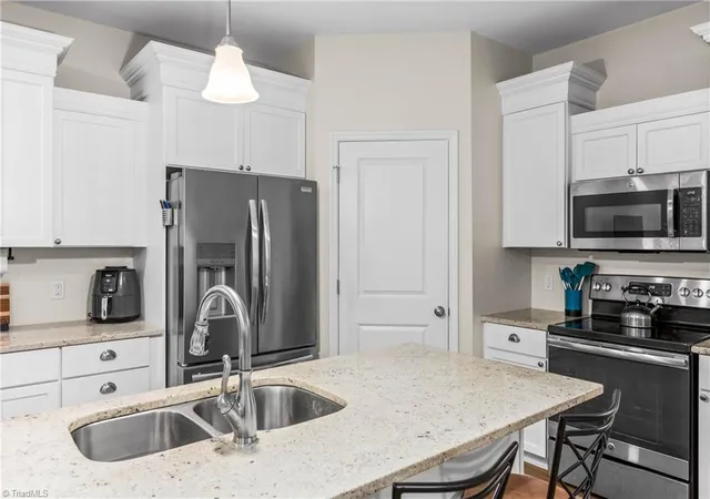 Photo 4 of Single family home for sale at 2529 Fiddlers Glenn Dr, Winston Salem, NC 27127 | MLS# 1229006 | Listing updated on 2026-09-30