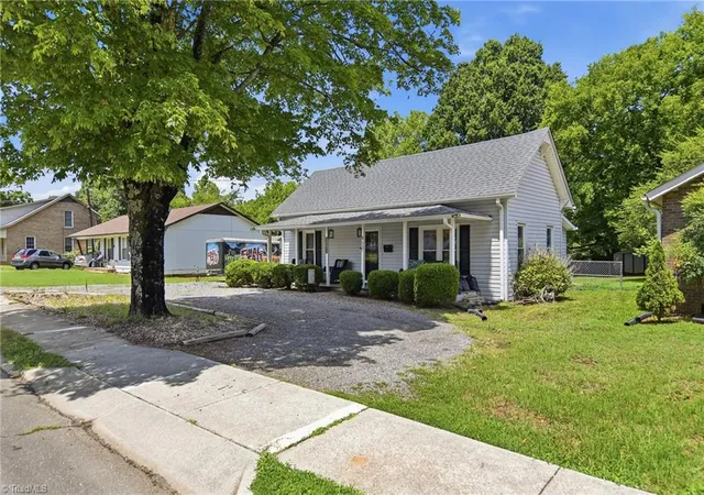 Photo 3 of Sale Pending at 812 S Salisbury St, Mocksville, NC 27028 | MLS# 1227844 | Listing updated on 2026-09-15