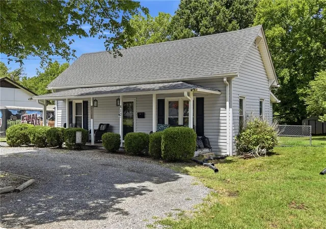 Photo 3 of Sale Pending at 812 S Salisbury St, Mocksville, NC 27028 | MLS# 1227844 | Listing updated on 2026-09-15