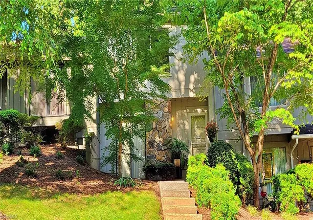 Homes for sale in Winston Salem, NC | 203 Lamplighter Cir, Winston Salem, NC 27104 | MLS# 1212083