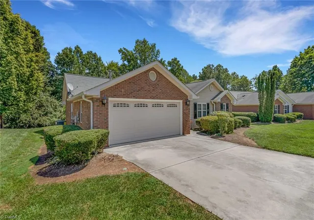 Photo 3 of Single family home for sale at 3 Brandywine Cir, Greensboro, NC 27409 | MLS# 1233508 | Listing updated on 2026-09-08