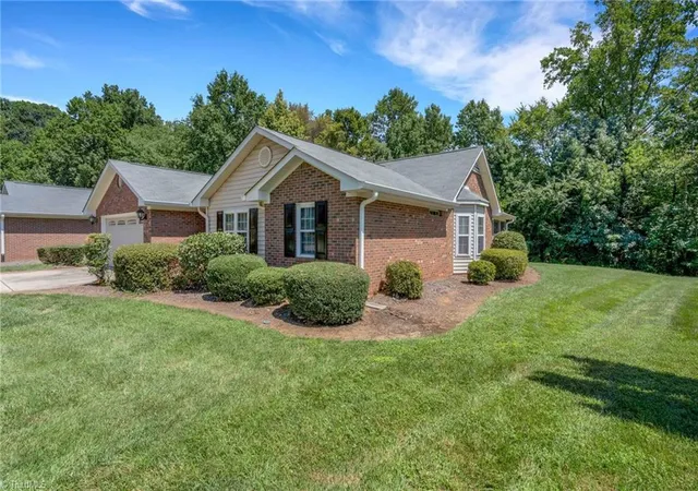 Photo 4 of Single family home for sale at 3 Brandywine Cir, Greensboro, NC 27409 | MLS# 1233508 | Listing updated on 2026-09-08