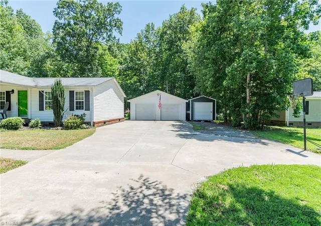 Photo 4 of Sale Pending at 445 Lester Dr, Lexington, NC 27292 | MLS# 1228000 | Listing updated on 2026-08-28