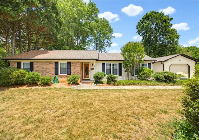 Homes for sale in Winston Salem, NC | 4811 Spilsby Ln, Winston Salem, NC 27104 | MLS# 1226908