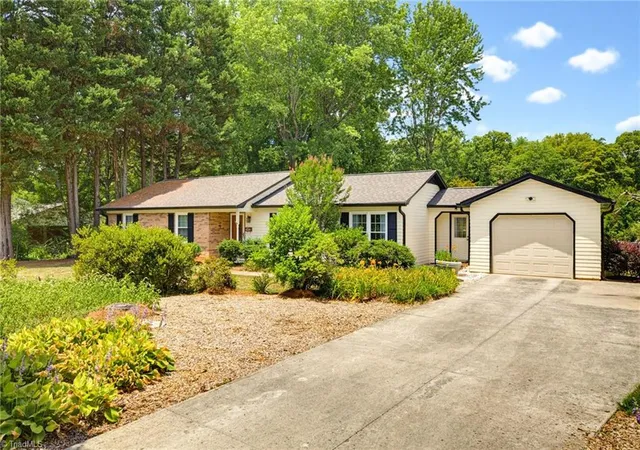 Homes for sale in Winston Salem, NC | 4811 Spilsby Ln, Winston Salem, NC 27104 | MLS# 1226908