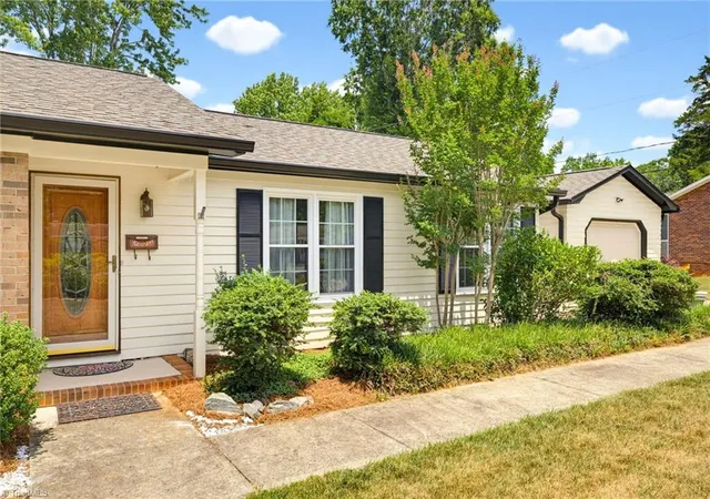 Homes for sale in Winston Salem, NC | 4811 Spilsby Ln, Winston Salem, NC 27104 | MLS# 1226908