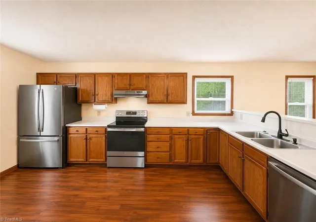Photo 4 of Sale Pending at 7 Brk Pine Cir, Greensboro, NC 27406 | MLS# 1228367 | Listing updated on 2026-08-23