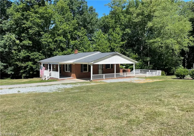 Homes for sale in Archdale, NC | 5802 Mendenhall Rd, Archdale, NC 27263 | MLS# 1223606