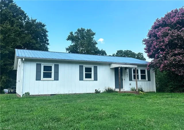 1st image of 401 Martin Luther King Dr, Thomasville, NC 27360 | MLS# 1228627