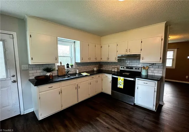 Photo 3 of Single family home for sale at 401 Martin Luther King Dr, Thomasville, NC 27360 | MLS# 1228627 | Listing updated on 2026-09-07